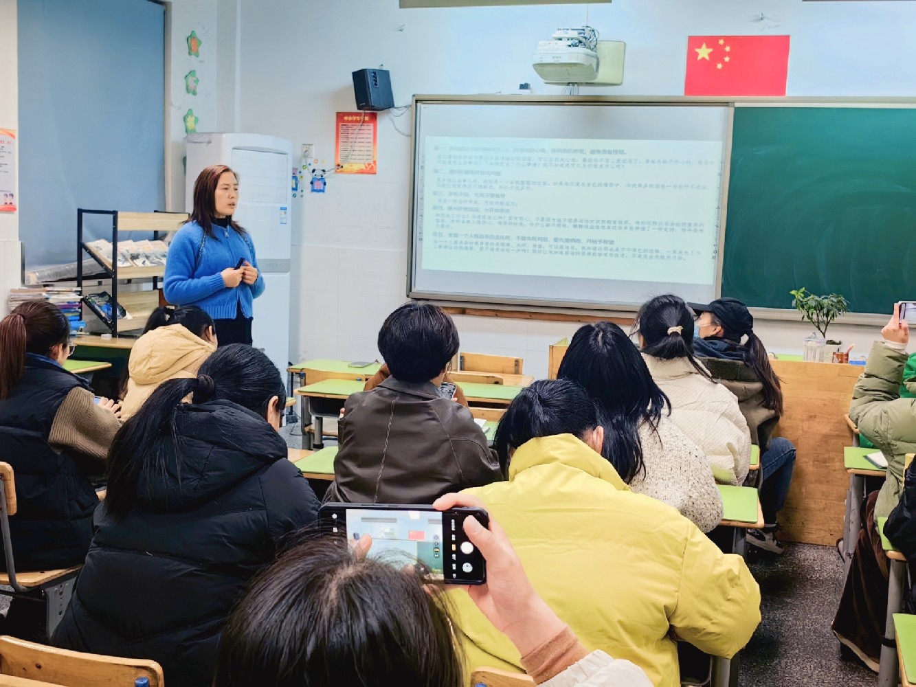 【藍(lán)鯨快訊】藍(lán)鯨心理首席咨詢師葛群亞受邀為裘市小學(xué)講座—關(guān)愛師生身心健康，共筑校園和諧發(fā)展